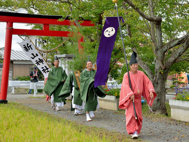八幡神社境内に入る 7