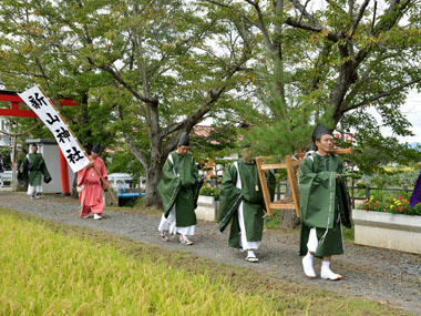 八幡神社境内に入る 8