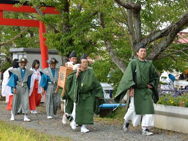 八幡神社境内に入る 9