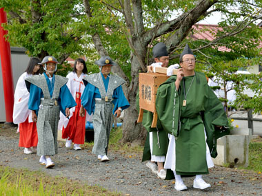 八幡神社境内に入る 10