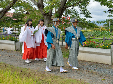 八幡神社境内に入る 11