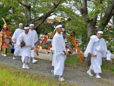 八幡神社境内に入る 13