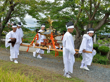 八幡神社境内に入る 14
