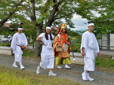 八幡神社境内に入る 15