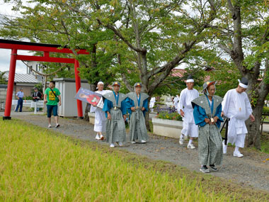 八幡神社境内に入る 16