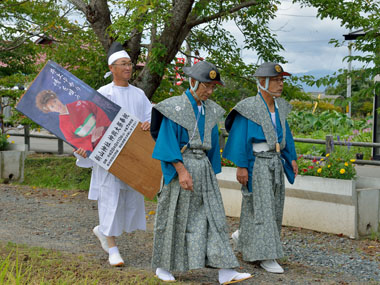 八幡神社境内に入る 17