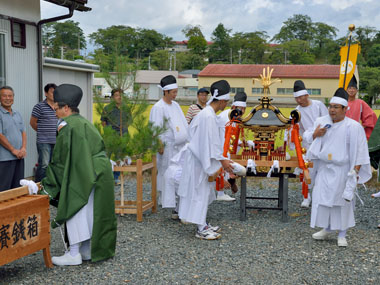 八幡神社境内に入る 18