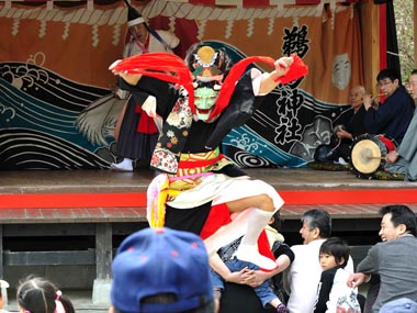日本武尊　１３・・・突然舞台から飛び降ります。側にいた人は驚きです。