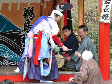 日本武尊　３６・・・会場にいたお年寄りから千円のお花を受け取る、この仕草が何とも言われませんでした。