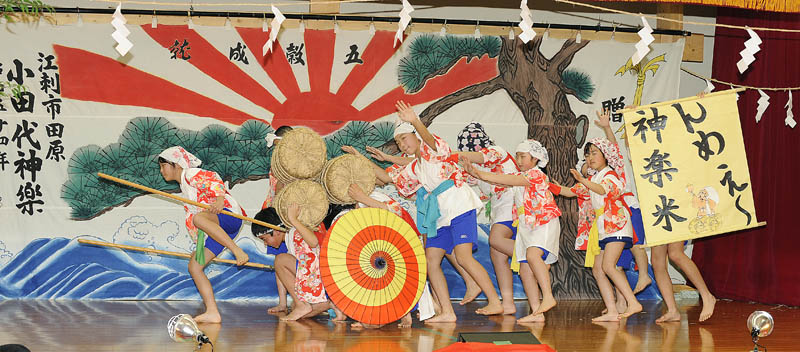 小田代子ども神楽が演ずる「こども百姓踊り」の米出しの場面から