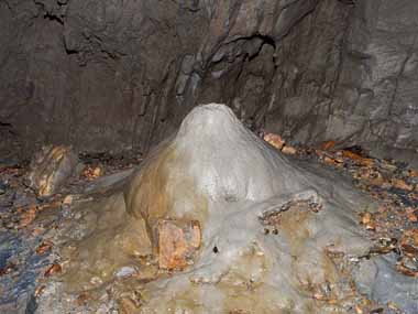 石筍　４・・これからうん万年かけて成長する典型的な石筍、通称模型火山とも言えますか・・。