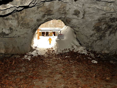 洞穴入り口　３・・・くぐった場所から外を見ると。ストロボ使用画像。
