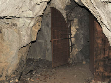 洞穴入り口　４・・・頑丈な鉄板の扉です。