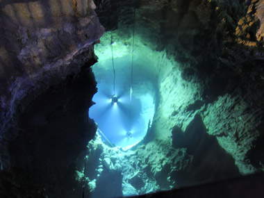 龍泉洞の魅力でもある、ドラゴンブルーの地底湖。