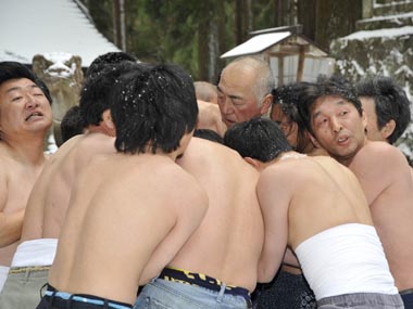 境内での争奪戦 4・・・肉弾戦の言葉がぴったりです。