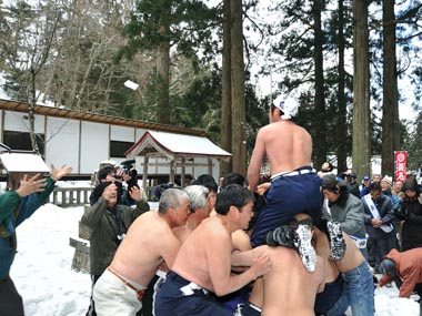 境内での争奪戦 8・・・紙袋が飛んでそれを捕ろうとする女性の手。