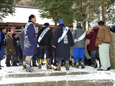 境内出口で争奪戦を見守る審判団