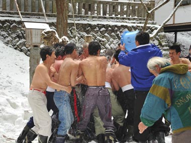 争奪戦でもみ合う男達に水がかけられました。