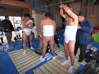 下帯着用の様子 1・・・さらしをぐるぐる巻き付けます。