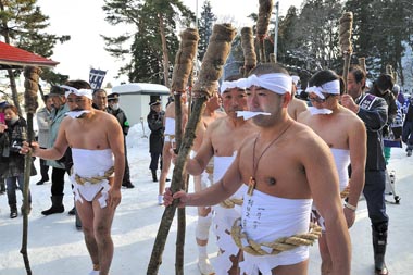 松明点火を待つ男衆 1