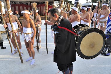 松明点火を待つ男衆 2・・・この方の太鼓は山頂へ登るときに打ち鳴らされます。