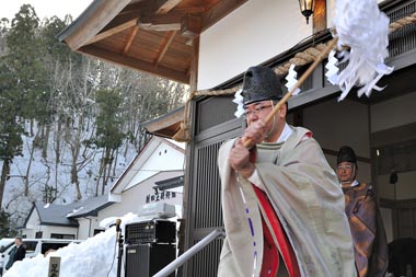 宮司さんがお祓いをします。