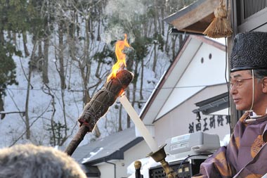 松明点火 2・・・点火され燃え広がる松明。