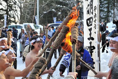 種火の松明から別の松明に火が移されます。