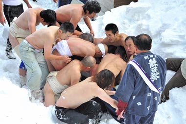 遙拝所脇での争奪戦 3