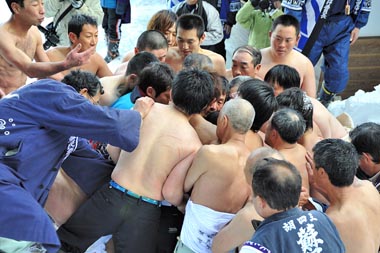 遙拝所脇での争奪戦 7