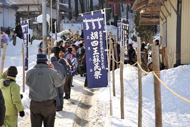 一の鳥居に向かう争奪戦集団。