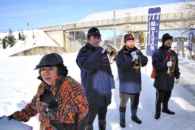 待ちかまえる三名のラッパ手。