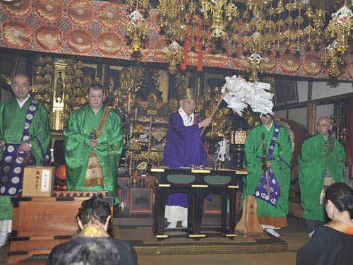 光勝寺本堂で行われた護摩法要、くすんでいるのは護摩焚きの煙です。