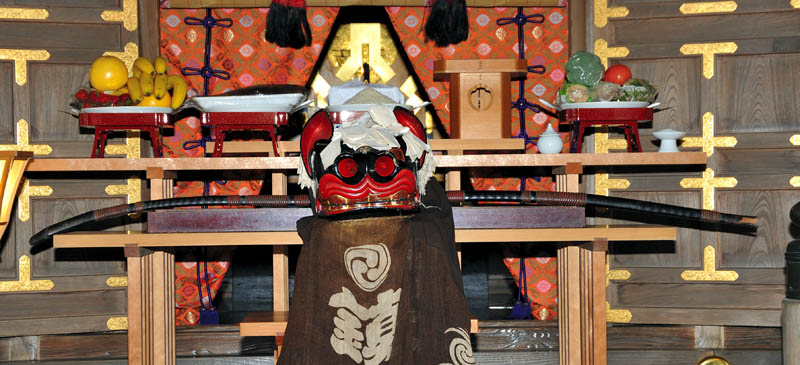 拝殿に祀られる坂上田村麻呂奉納による弓矢と宝剣。是を使用して悪魔退散の儀式が行われる。