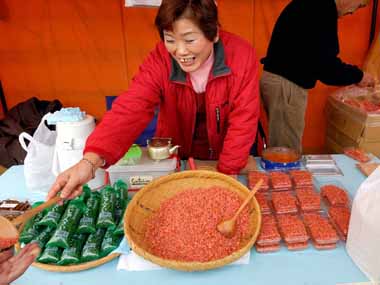 秋の互市 2・・・威勢の良いエビ売りのお母さん、我が家の大好物です。