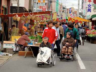秋の互市 4・・・車椅子のおばあちゃんと若い職員、見ていて嬉しかったですね。