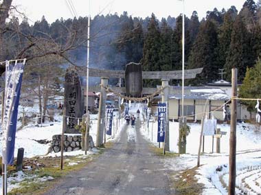 花巻市矢沢にある胡四王神社の参道入り口。