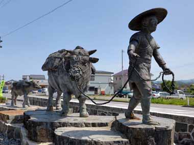三陸鉄道北リアス線・陸中野田駅前にある野田の牛方像です。