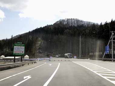 ここから左折すると自動車専用道路入り口です。