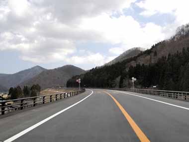 山間をゆっくりと走れる道路、周囲より高く見晴らしが良いのです。