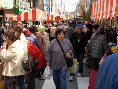 花泉駅前の春の互市通りです。天気が良いので沢山の人出で賑わっていました。