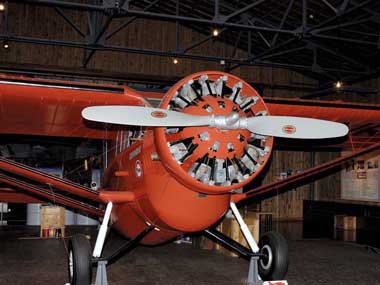 青森から太平洋横断に成功した「ミス・ビードル号」の複製機、真っ赤な機体が印象的です。