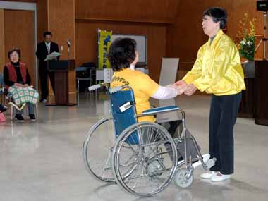 車椅子レクダンス　３・・・握手はふれ合いの始まりです。