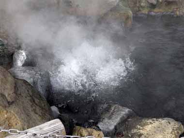 目の前でゴボゴボと噴出する93度の熱湯です。間違って転げたら・・と思うと怖くなります。