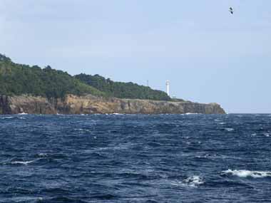 本州最東端とどヶ崎に立つ灯台です。もっと近くまで行けば良かったのですが、遠くからの撮影です。