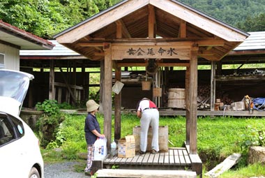 水汲み場全景、東和町から来られた方が汲んでいました。