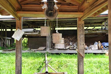 汲み取り井戸の上の様子、釣瓶や神棚が見えています。