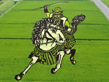 左側には大河ドラマの主人公である直江兼続の乗馬姿が表現されています。