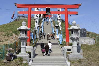 蕪島の入り口で頂上には蕪島神社があります。