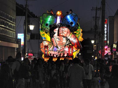 通りを進んできた川若組の「風流鬼門金神」の様子です。